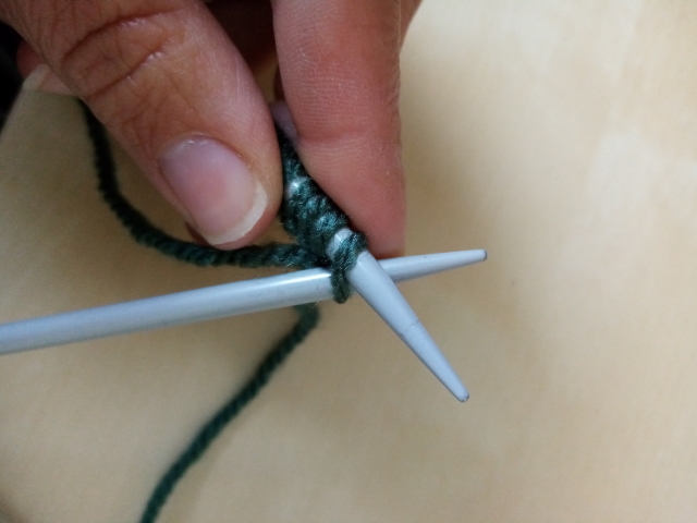 montage italienne - changer les aiguilles de main et tricoter le premier rang