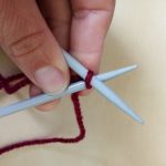 montage française - insérer l'aiguille droite dans la boucle comme pour tricoter une maille endroit
