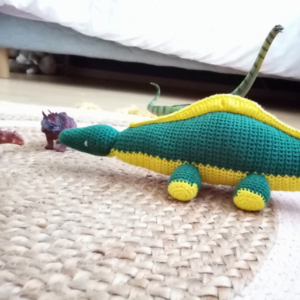 dinosaure crochet Stan le sténosaure avec ses amis détail