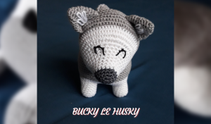 Viens découvrir le patron de Bucky le Husky au crochet. Un chien très joueur qui adore les aventures!